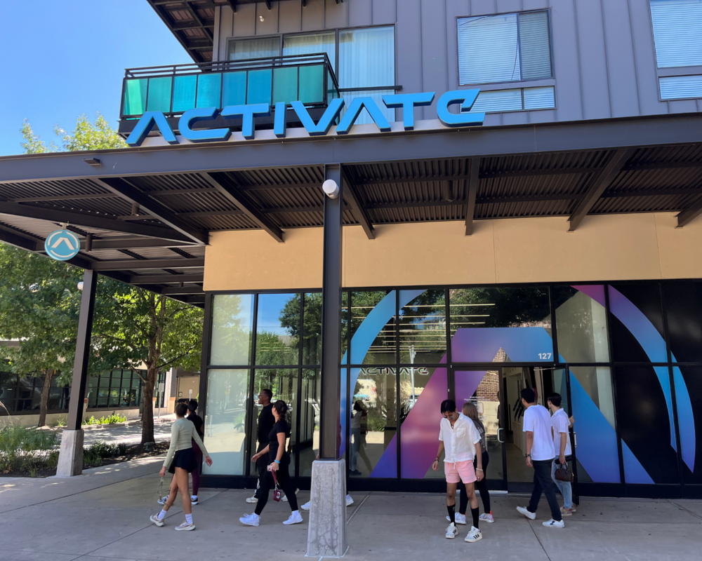 Activate gallery image 1